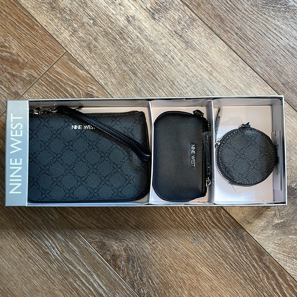 NINE WEST MISTLETOE WRISTLET COIN PURSE GIFT SET **NWT** - Picture 7 of 9